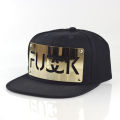 Gorra snapback ajustable con hebilla de metal